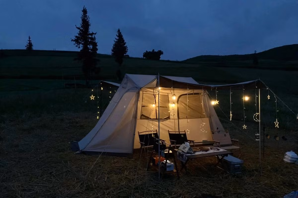 Nhiều nhóm bạn trẻ chọn đến Suôi Thầu để tổ chức picnic, overnight camping. Dưới bầu trời đầy sao và không gian tĩnh lặng, những cuộc trò chuyện, những tiếng cười râm ran bên bếp lửa càng làm trải nghiệm thêm đáng nhớ. Ảnh Phúc Anh