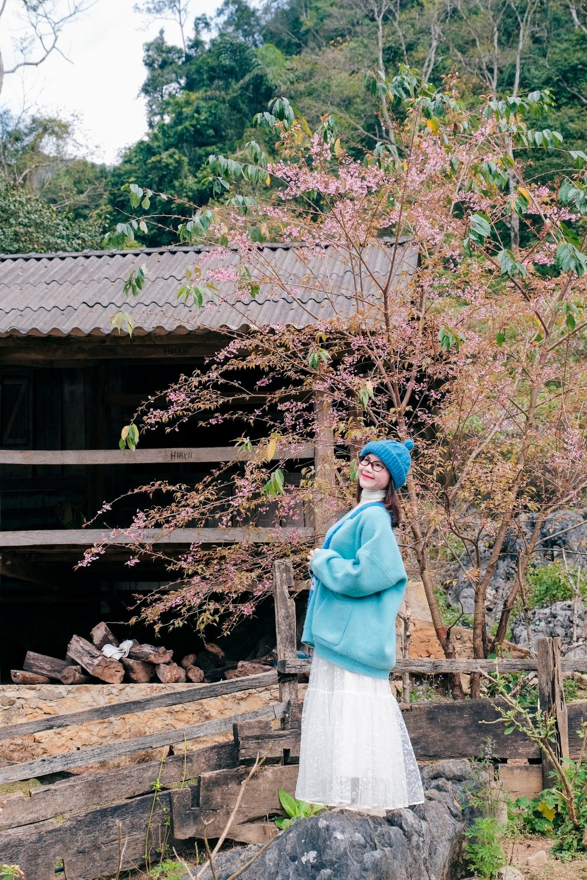 Giữa cao nguyên Mộc Châu sôi động, Hang Táu hiện lên như một khoảng lặng – nơi không có sóng điện thoại nhưng lại giúp con người kết nối sâu hơn với thiên nhiên và những giá trị nguyên bản của đời sống vùng cao.