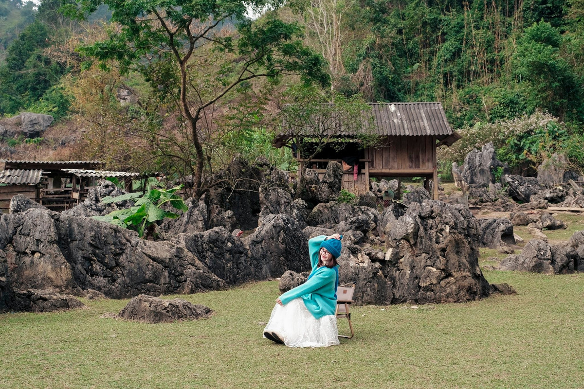 Nếu bản Tà Số được ví là “cao nguyên của cao nguyên Mộc Châu” thì Hang Táu chính là thung lũng nằm sâu trong lòng cao nguyên ấy một không gian biệt lập, yên bình và gần như còn nguyên vẹn trước nhịp sống hiện đại.