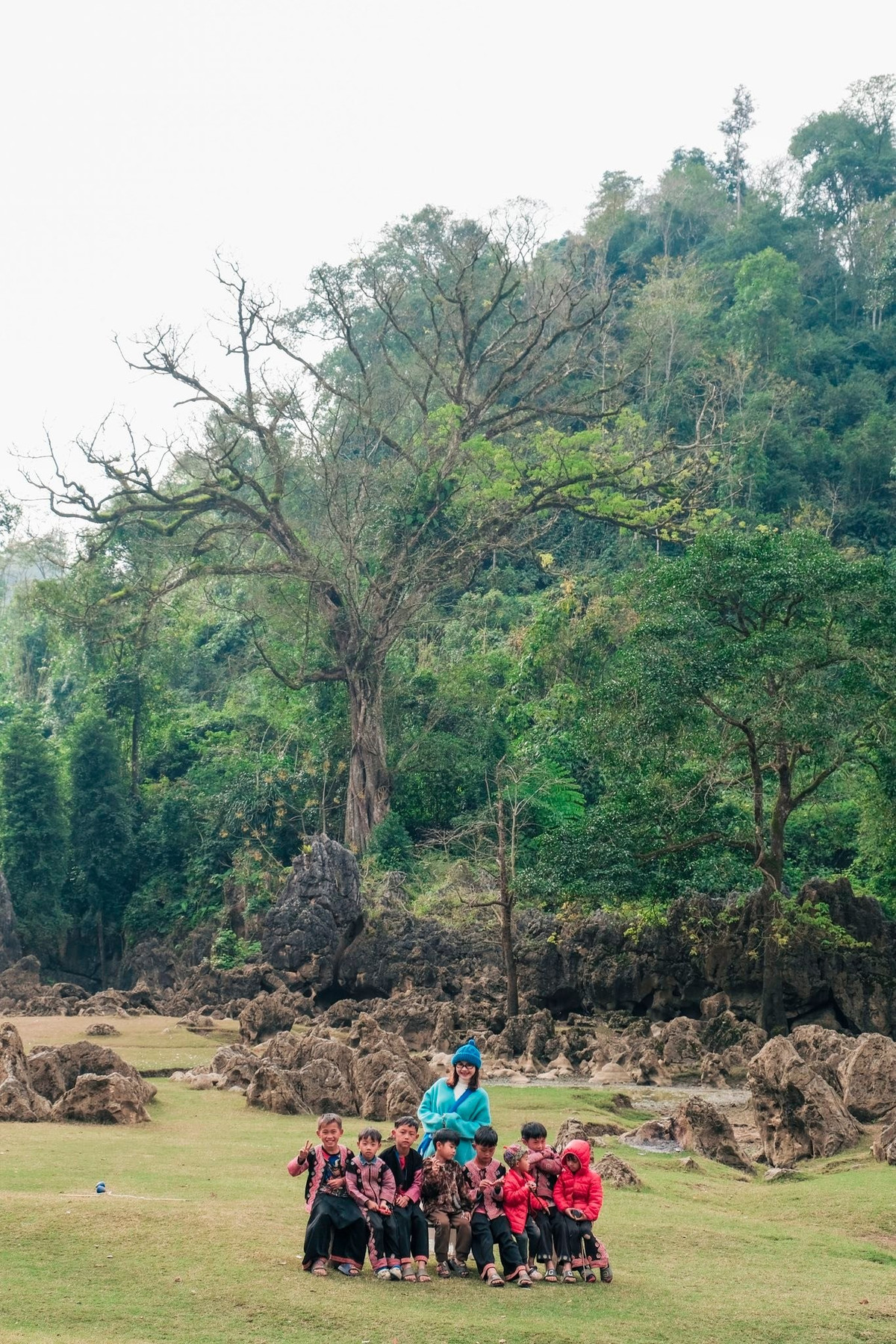 Từ trung tâm phường Mộc Châu, du khách di chuyển khoảng 20km để đến ngã ba Tà Số, sau đó tiếp tục vượt hơn 3km đường dốc cheo leo, lổn nhổn đá tai mèo để “thâm nhập” Hang Táu.