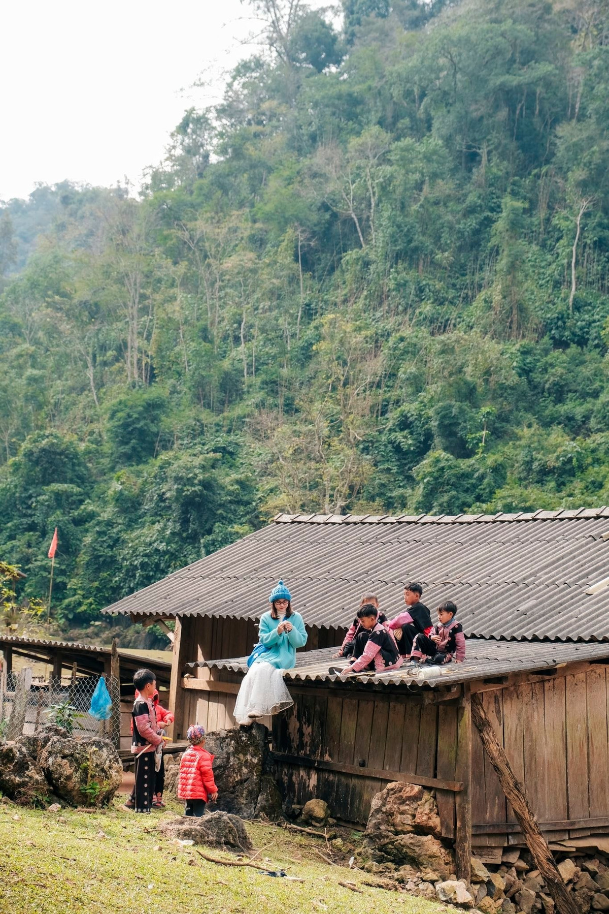 Điều đáng quý là dù du lịch bắt đầu phát triển, Hang Táu vẫn giữ được môi trường gần như nguyên sơ, hiếm thấy rác du lịch. Một quán ăn nhỏ được bố trí ở cuối khu vực nhằm hạn chế tác động đến không gian sống của người dân.