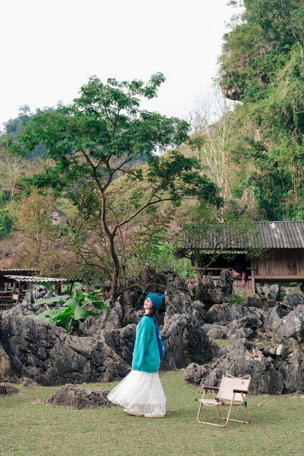 Nằm ở độ cao hơn 1.100m, thuộc phường Mộc Châu, tỉnh Sơn La, Hang Táu đang dần trở thành điểm đến hút khách nhờ trải nghiệm cuộc sống “3 không”: không điện lưới, không sóng điện thoại, không wifi. Chính sự tách biệt này khiến nơi đây được gọi là “làng nguyên thủy” giữa núi rừng Tây Bắc.