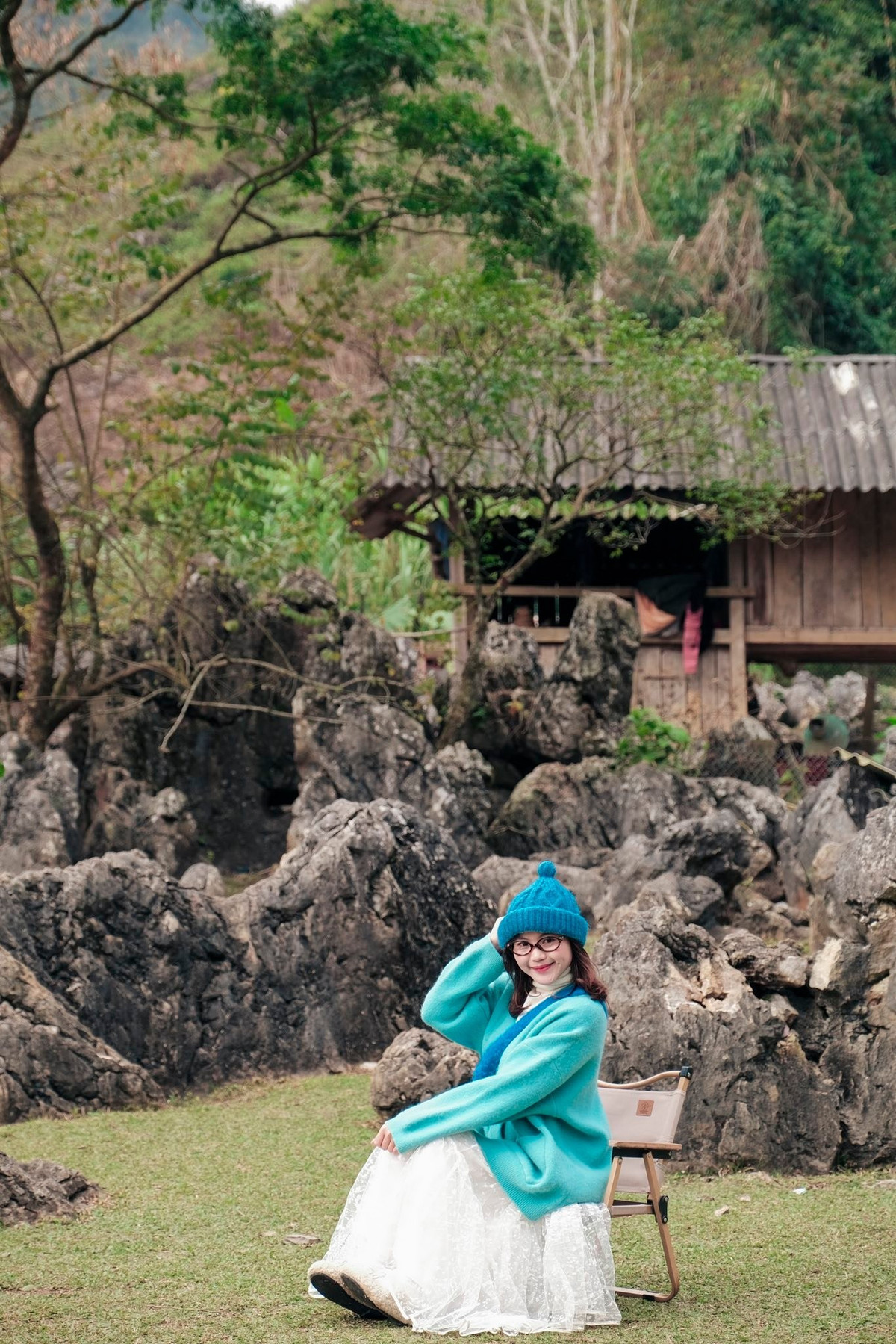 Hang Táu nằm trọn trong một thung lũng rộng hơn 1ha, bốn bề là núi, là nơi sinh sống lâu đời của hơn 20 hộ gia đình người Mông. Những nếp nhà gỗ đơn sơ nép bên sườn núi, xung quanh là bãi cỏ xanh mướt, đá tai mèo nhấp nhô và những tán cây cổ thụ. Trẻ em người Mông trong trang phục sặc sỡ hồn nhiên vui đùa, không e dè trước du khách. Lợn, gà, dê, bò thong thả đi lại, tạo nên nhịp sống chậm rãi, yên bình.