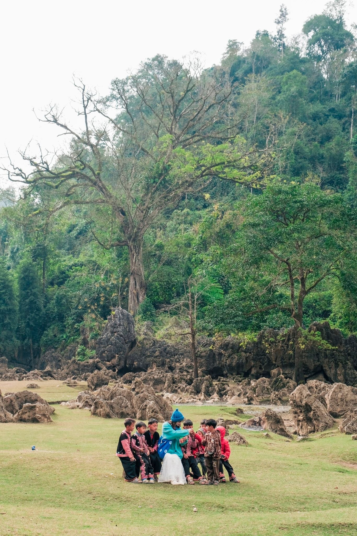 Trước đây, người dân Hang Táu chỉ có nguồn nước dẫn từ núi về, cuộc sống chủ yếu tự cung tự cấp. Phía cuối bản có lối dẫn lên một hang động tự nhiên, nhưng do chưa có điện nên mới chỉ dừng ở việc tham quan, chụp ảnh bên ngoài.