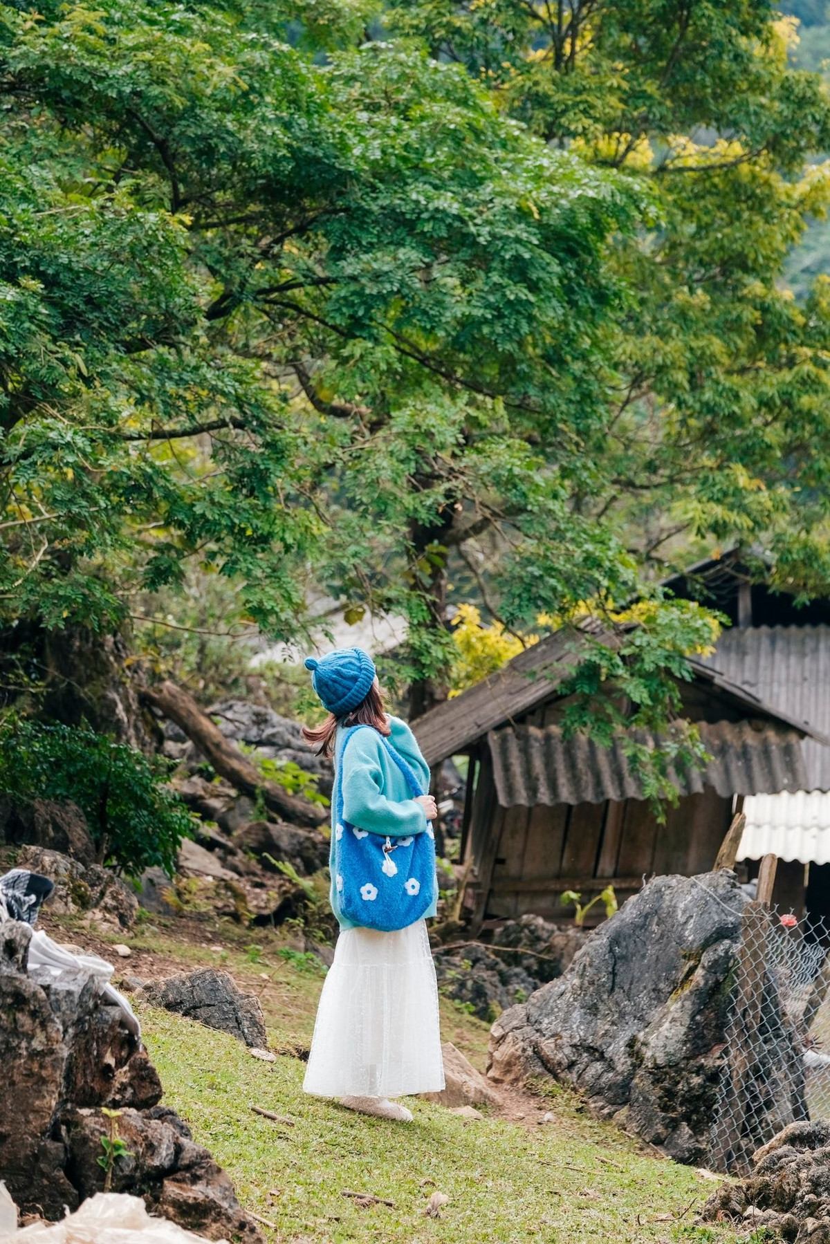 Con đường ngắn nhưng đầy thử thách, đòi hỏi tay lái vững vàng. Với những du khách chưa quen đường núi, lựa chọn an toàn là gửi xe và ngồi sau tay lái của người bản địa.