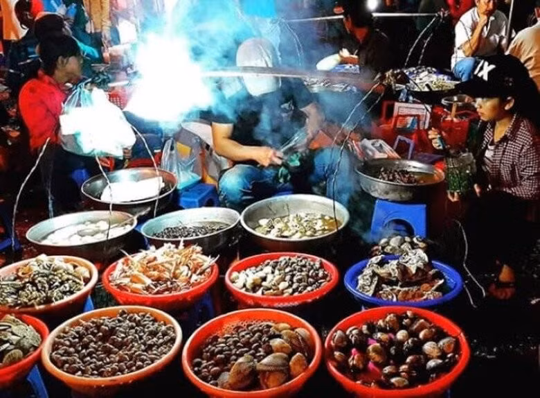 Không thể không nhắc tới các gánh ốc – điểm dừng chân quen thuộc của du khách khi đêm xuống. Những đĩa ốc nóng hổi với nhiều cách chế biến như nướng mỡ hành, hấp sả, luộc hay xào cay rất phù hợp với thời tiết se lạnh. Mức giá bình dân, hương vị đậm đà khiến món ăn này luôn đông khách. Ảnh Internet