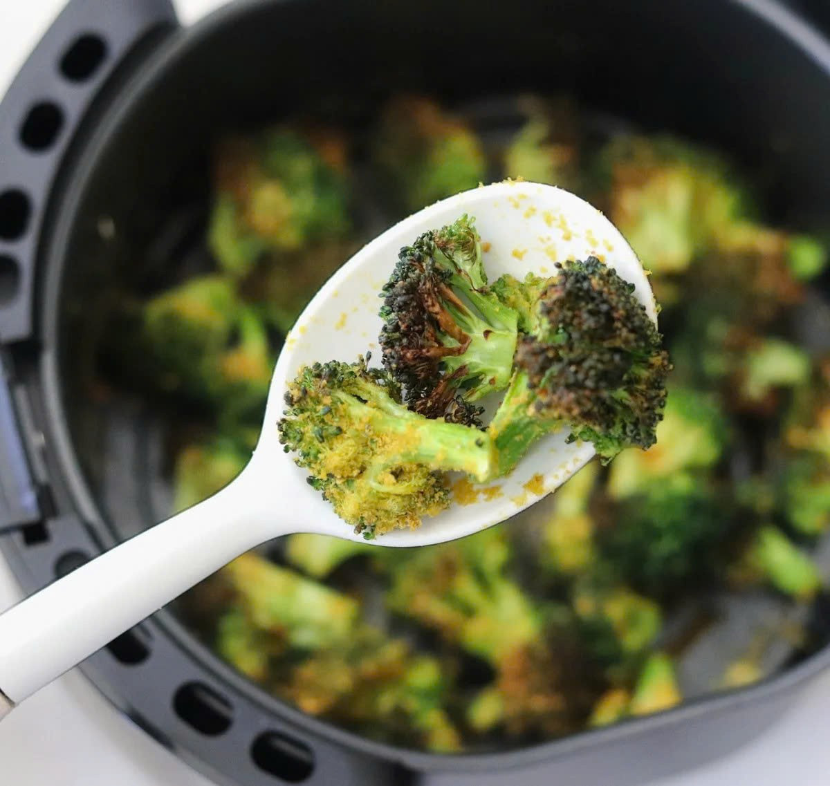 Các loại rau lá mềm như rau cải, rau muống hay rau mồng tơi cũng không phù hợp với nồi chiên không dầu. Kết cấu mỏng, nhẹ khiến rau dễ bay hoặc cháy xém dưới luồng khí nóng mạnh. Ảnh minh họa