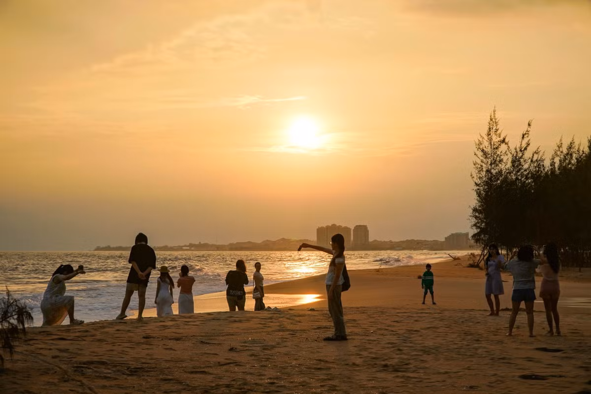 Đến Hồ Cốc, du khách có thể trải nghiệm cắm trại ngay dưới rừng dương mát rượi sát bờ biển, lắng nghe tiếng sóng vỗ rì rào hòa cùng tiếng chim rừng líu lo. Không khí trong lành, gió biển mát mẻ mang lại cảm giác thư thái hiếm nơi nào có được, đặc biệt thích hợp cho kỳ nghỉ đầu năm cần sự an yên. Ảnh Trần Ngọc Tuân