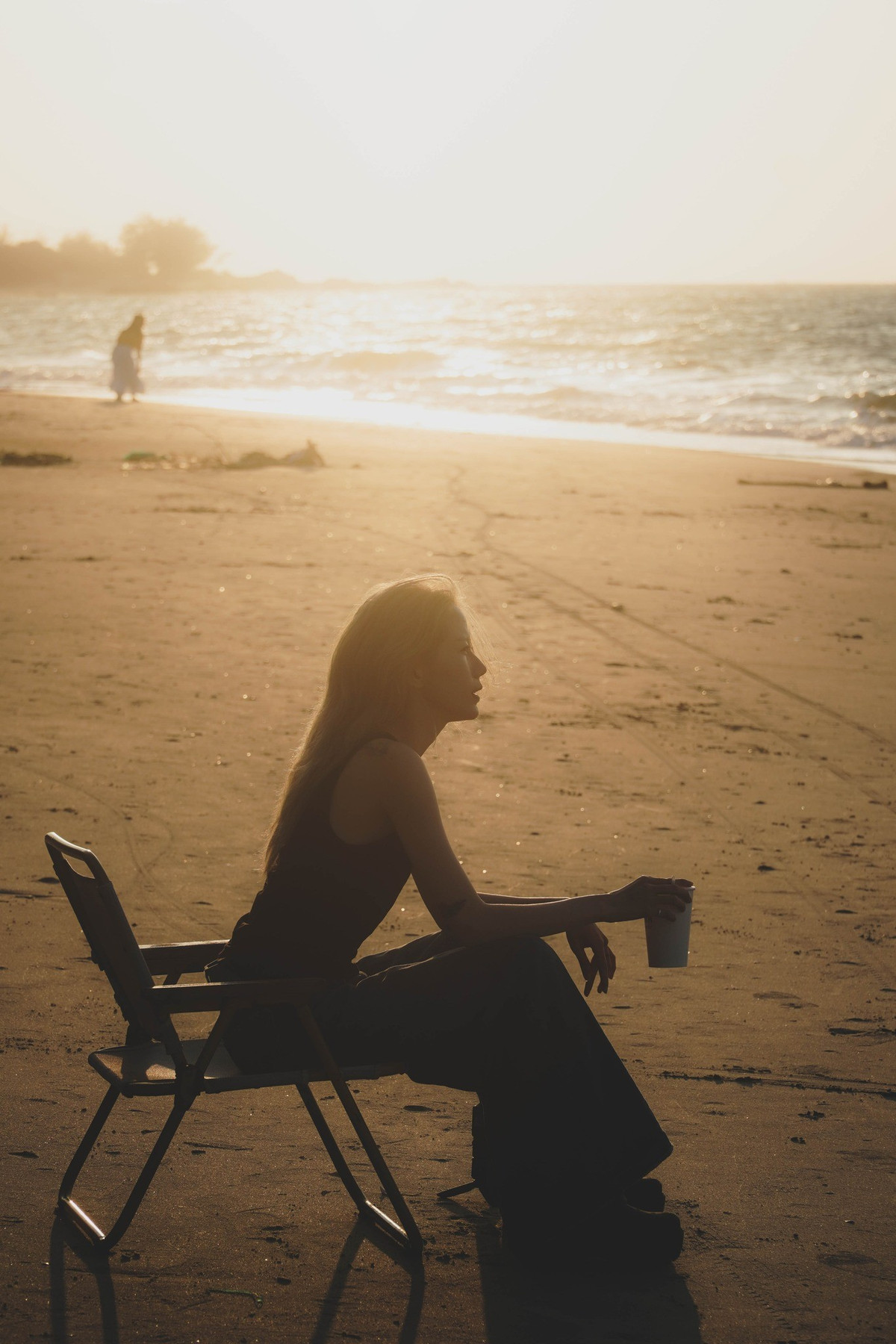 Vào mỗi cuối tuần, các nhóm bạn trẻ, gia đình nhỏ thường lựa chọn nơi đây để tổ chức picnic, dựng lều ngủ qua đêm hay đơn giản là nằm nghe tiếng sóng giữa một chiều gió lộng. Ảnh Trần Ngọc Tuân