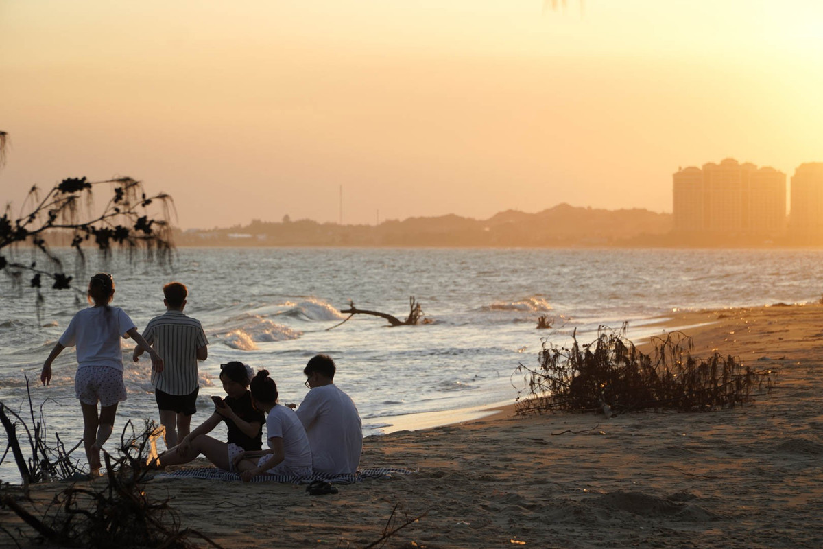 Không chỉ hút hồn du khách nội địa, bãi biển này còn từng được thế giới công nhận. Năm 2015, chuyên trang du lịch Thrillist (Mỹ) đã xếp Hồ Cốc vào vị trí thứ 8 trong danh sách “12 thiên đường giá rẻ bất ngờ trên thế giới”. Trang này mô tả Hồ Cốc là nơi lý tưởng để thư giãn với mức chi phí dễ chịu, lại có khung cảnh đẹp không kém gì các bãi biển nổi tiếng của châu Á. Ảnh Trần Ngọc Tuân