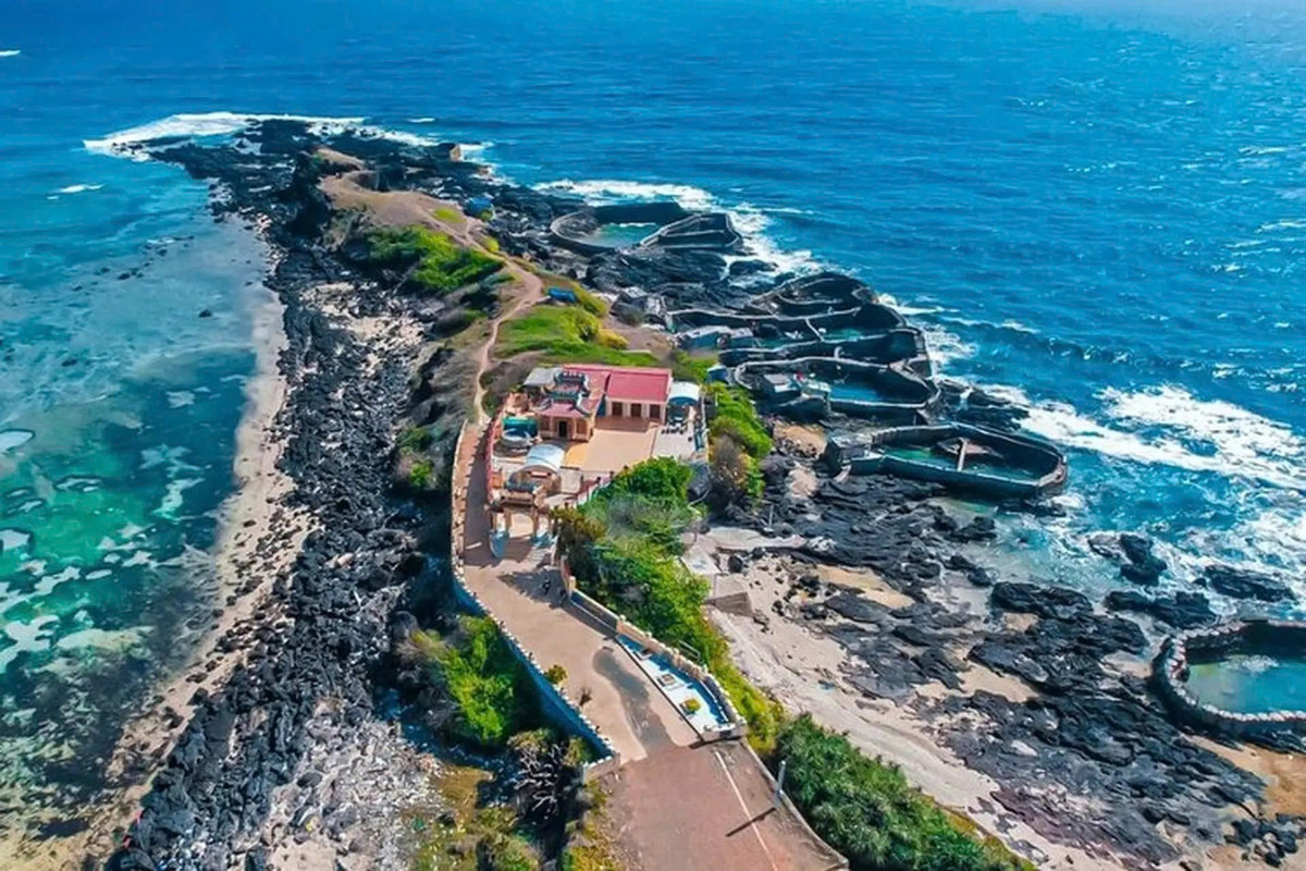 “Bangkok đã sôi động trở lại, Bali đông nghẹt khách, còn Việt Nam thì đang ‘viral’ khắp mạng xã hội. Bước sang năm 2026, câu hỏi không còn là đi đâu cho vui, mà là ở đâu bạn có thể lắng nghe suy nghĩ của chính mình?”, Khaosod English viết. Thay vì đổ xô đến những địa danh nổi tiếng như Orchard Road (Singapore) hay Angkor Wat (Campuchia), nhóm phóng viên đã tìm đến những “góc khuất yên tĩnh”, nơi còn giữ nguyên nét hoang sơ của Đông Nam Á. Phú Quý chính là một trong số đó. Ảnh iVIVU