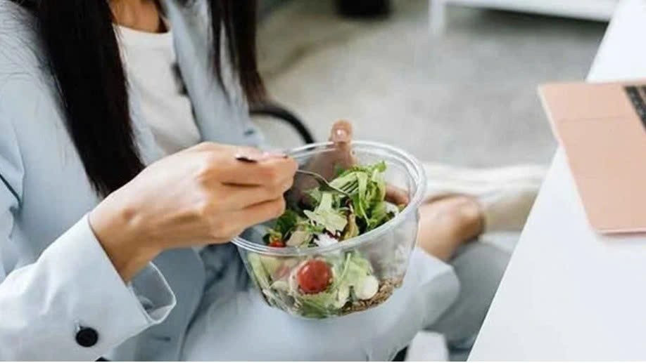 Bên cạnh vận động thể lực, chế độ ăn uống được xem là yếu tố then chốt trong kiểm soát mỡ nội tạng. Trong đó, carotenoid - nhóm hợp chất tạo màu tự nhiên cho rau quả – đang được nhiều nghiên cứu chú ý nhờ khả năng chống oxy hóa và hỗ trợ chuyển hóa chất béo. Ảnh minh họa