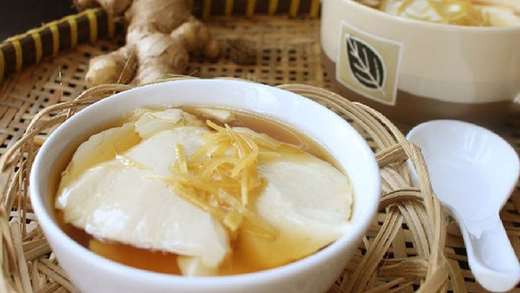 Gừng chứa gingerol, giúp thúc đẩy tuần hoàn máu, làm ấm cơ thể và có tác dụng chống viêm mạnh. Uống trà gừng pha táo đỏ vào buổi sáng là cách tuyệt vời để khởi đầu ngày mới ấm áp và tỉnh táo. Ảnh minh họa