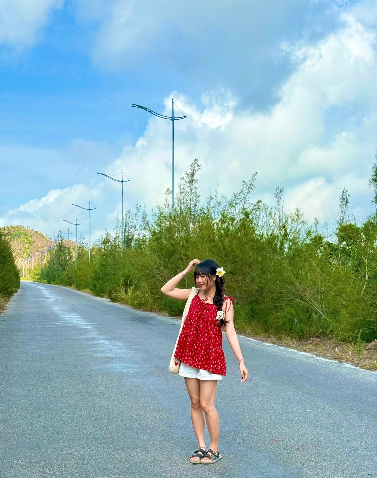 Trong khi đó Saigontourist lại hướng đến đối tượng khách nghỉ dưỡng, với tour 4 ngày 3 đêm bao gồm các trải nghiệm như tham quan làng chài, câu mực đêm, thưởng thức BBQ hải sản trên bãi biển. Giá tour từ 4,2 triệu đồng/người, khởi hành hằng tuần. Ảnh Hải Linh