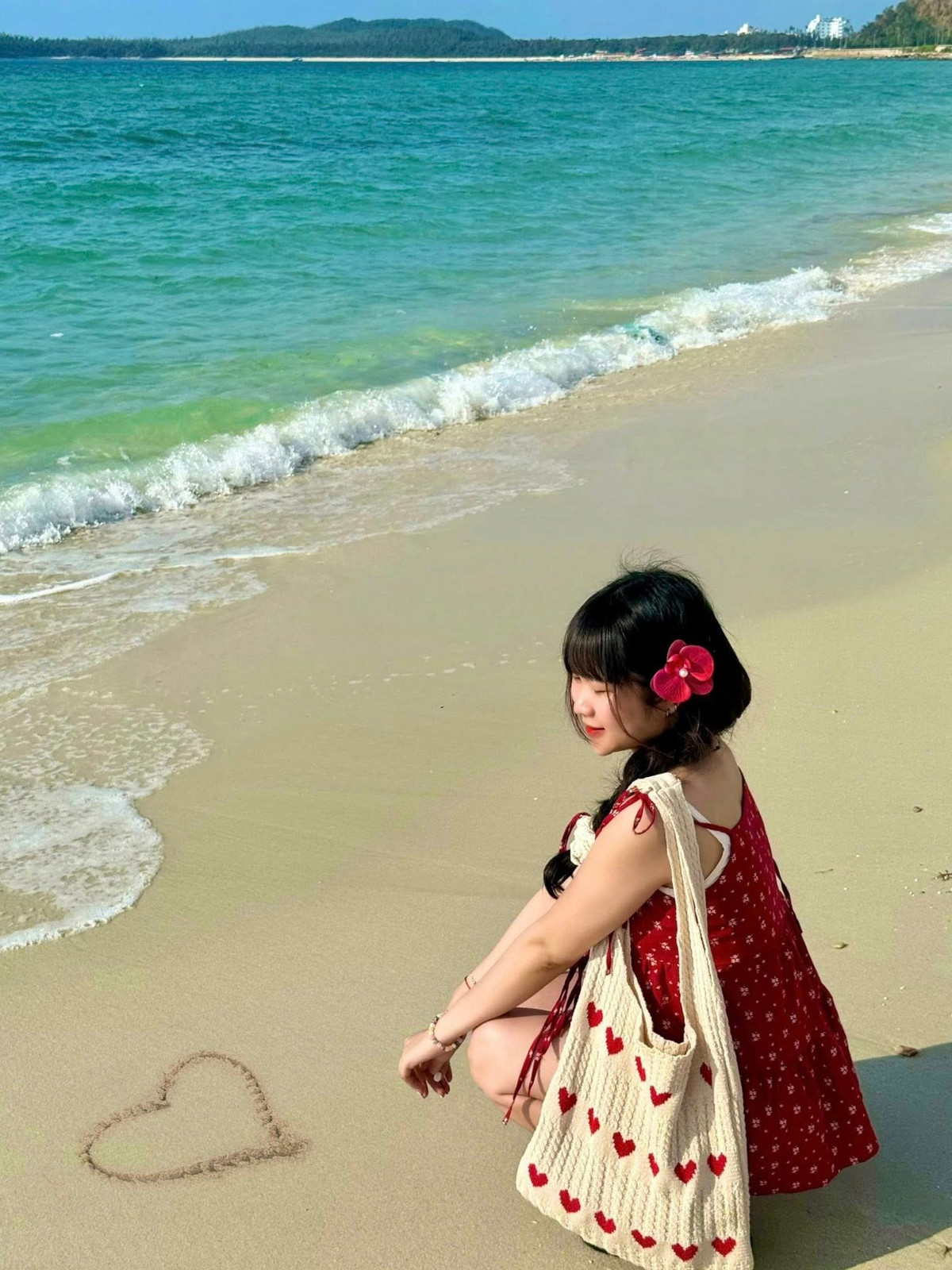 Nếu không muốn tự lên kế hoạch di chuyển và lưu trú, du khách có thể chọn các tour du lịch trọn gói đến Quan Lạn do các công ty lữ hành tổ chức. Vietravel hiện có tour Hà Nội – Quan Lạn – Minh Châu 3 ngày 2 đêm với giá từ 3,49 triệu đồng/người. Gói tour bao gồm xe giường nằm khứ hồi Hà Nội – Cái Rồng, vé tàu cao tốc ra đảo, lưu trú tại khách sạn gần biển, các bữa ăn và hướng dẫn viên địa phương. Lịch trình được thiết kế vừa phải, phù hợp với các gia đình có trẻ em hoặc người lớn tuổi. Ảnh Hải Linh