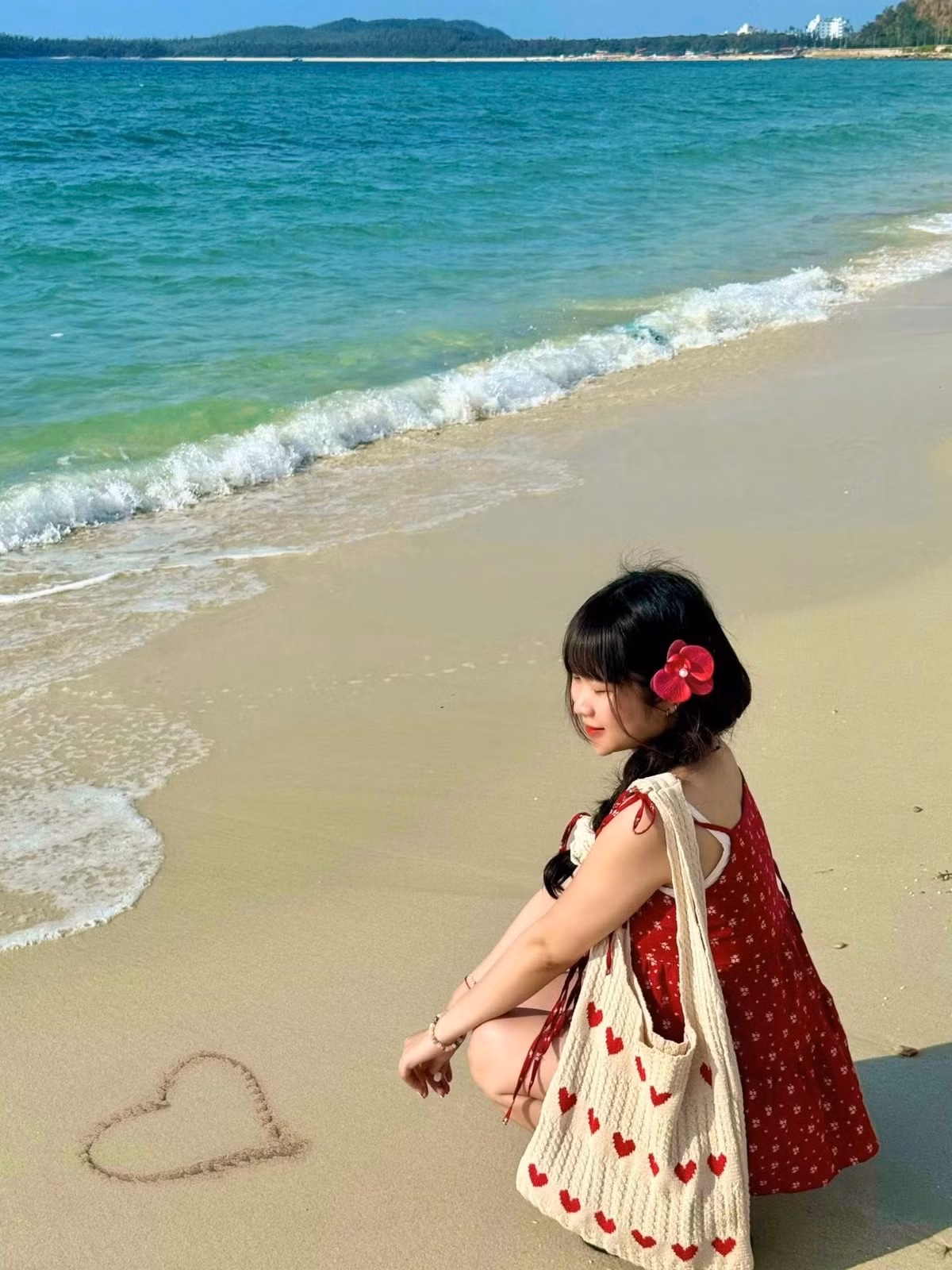 Nếu không muốn tự lên kế hoạch di chuyển và lưu trú, du khách có thể chọn các tour du lịch trọn gói đến Quan Lạn do các công ty lữ hành tổ chức. Vietravel hiện có tour Hà Nội – Quan Lạn – Minh Châu 3 ngày 2 đêm với giá từ 3,49 triệu đồng/người. Gói tour bao gồm xe giường nằm khứ hồi Hà Nội – Cái Rồng, vé tàu cao tốc ra đảo, lưu trú tại khách sạn gần biển, các bữa ăn và hướng dẫn viên địa phương. Lịch trình được thiết kế vừa phải, phù hợp với các gia đình có trẻ em hoặc người lớn tuổi. Ảnh Hải Linh