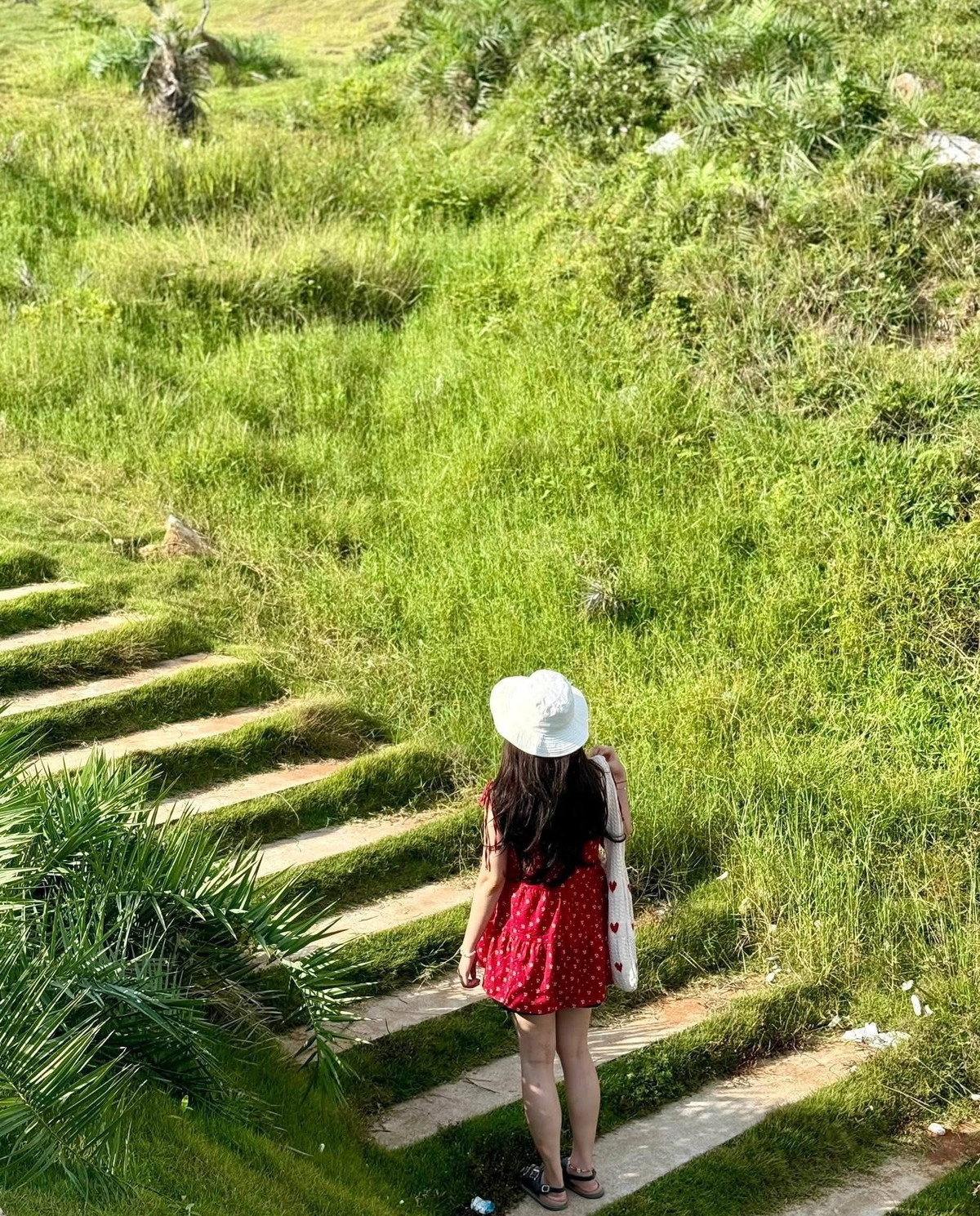 Thời điểm đẹp nhất để đến Quan Lạn là từ tháng 4 đến tháng 9, khi biển lặng, nắng đẹp và thời tiết lý tưởng cho các hoạt động ngoài trời. Tuy nhiên, du khách cũng nên theo dõi tình hình thời tiết vì khu vực này có thể bị ảnh hưởng bởi bão vào giữa mùa hè. Trên đảo hiện đã có điện lưới quốc gia, tuy nhiên vào các ngày cao điểm, việc mất điện đột xuất có thể xảy ra, nên chuẩn bị sẵn đèn pin, sạc dự phòng và một ít tiền mặt để dùng khi cần thiết. Ảnh Hải Linh