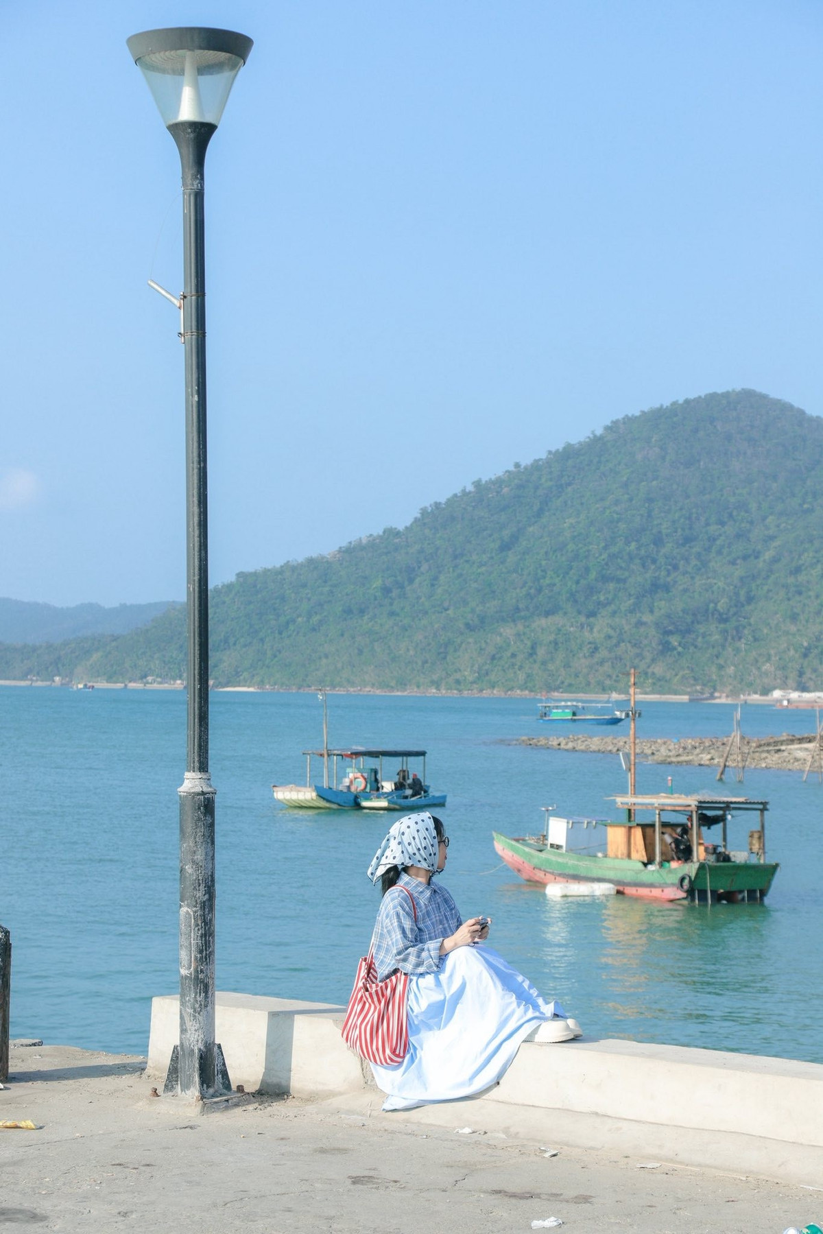 Chiều xuống là lúc biển rực nắng, cũng là thời điểm đẹp nhất để tắm biển. Nước ở Quan Lạn trong vắt, sóng vừa phải và đặc biệt sạch sẽ do chưa bị tác động bởi hoạt động du lịch đại trà. Những bãi biển như Sơn Hào, Quan Lạn hay Minh Châu đều rộng, thoải và ít đá, phù hợp cả với trẻ nhỏ.