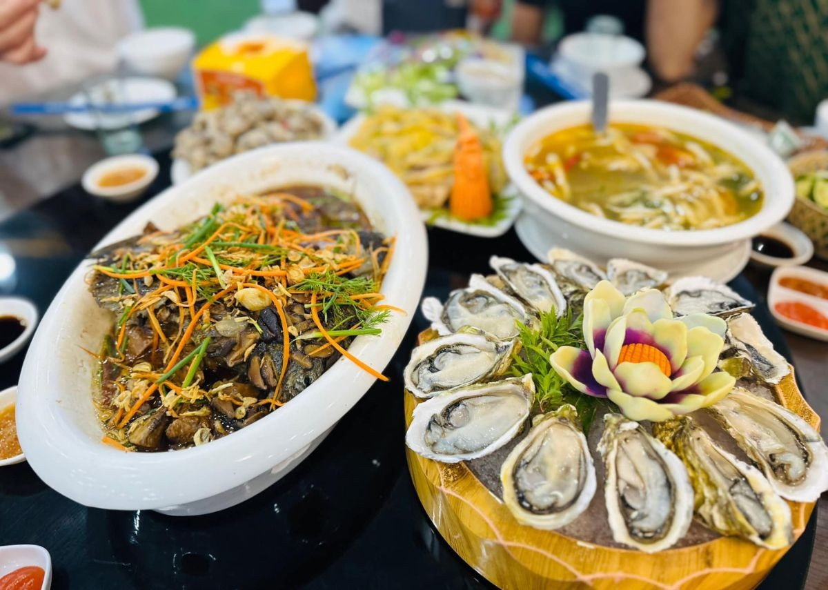 Hải sản tại đây phong phú và nổi bật nhất là sá sùng – “vàng rừng biển” có giá trị cao, thường được chế biến thành món nướng hoặc xào tỏi thơm lừng. Ngoài ra, du khách cũng nên thử tu hài nướng mỡ hành, cua đá hấp, hoặc canh hà xào dưa chua tại các quán ven biển – tất cả đều đậm vị biển khơi và mang nét chất phác của người địa phương.