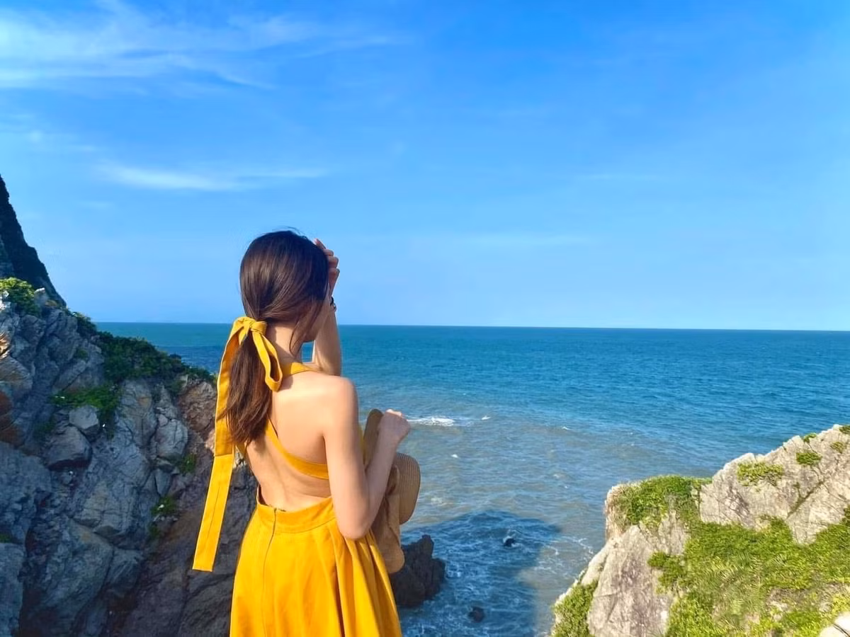 Không chỉ có cảnh sắc, Quan Lạn còn hấp dẫn bởi nét văn hóa đặc trưng của một làng biển lâu đời. Đình Quan Lạn là nơi thờ danh tướng Trần Khánh Dư – người có công lớn trong chiến thắng Bạch Đằng lịch sử. Chợ cá sáng sớm mang đậm hơi thở lao động khi những chiếc thuyền cập bến, từng mẹt hải sản tươi rói được bày bán ngay trên bãi cát. Ảnh Bảo Thoa