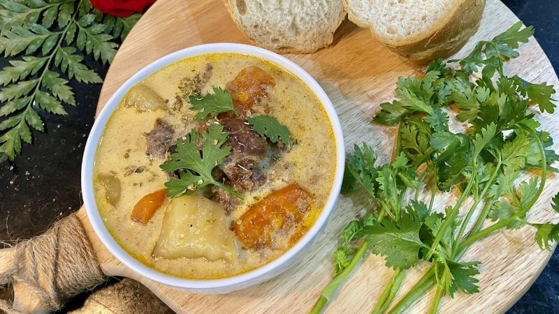 Trà mùi tây hoặc việc thêm mùi tây tươi vào các món súp, canh được xem là cách đơn giản để củng cố sức khỏe thận. Ảnh minh họa