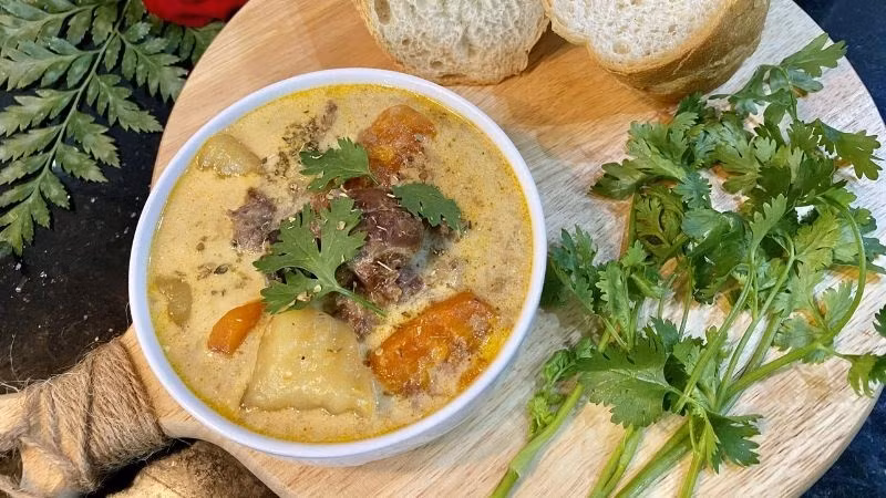 Trà mùi tây hoặc việc thêm mùi tây tươi vào các món súp, canh được xem là cách đơn giản để củng cố sức khỏe thận. Ảnh minh họa