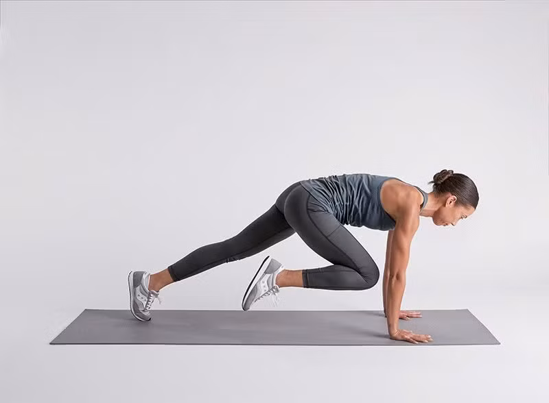 Bài tập này phù hợp với người có thể lực ở mức trung bình trở lên hoặc muốn đẩy nhanh quá trình giảm mỡ trong thời gian ngắn trước Tết. Nếu mới bắt đầu, bạn có thể thực hiện với tốc độ chậm, sau đó tăng dần nhịp khi cơ thể đã quen. Ảnh minh họa