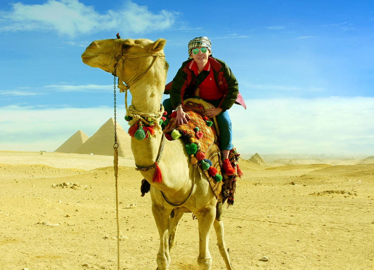 Ngoài ra, anh cũng gặp không ít khó khăn trong việc mang theo áo dài đến những điểm đến có điều kiện thời tiết khắc nghiệt như sa mạc Sahara hay Bắc Cực. Tuy nhiên, với tình yêu và sự tự hào về chiếc áo dài Việt, anh luôn cố gắng vượt qua mọi thử thách để hoàn thành dự án của mình.