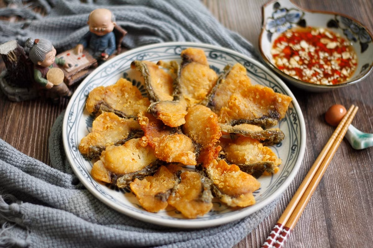 Cá lóc đồng là lựa chọn quen thuộc của nhiều gia đình nhờ thịt trắng, chắc và vị ngọt thanh. Loại cá này không chỉ thơm ngon khi nấu canh chua, hấp hay nướng trui, mà còn giàu protein, DHA và vitamin A, giúp cơ thể hồi phục nhanh, duy trì thị lực và tăng sức đề kháng trong những ngày lạnh. Ảnh minh họa