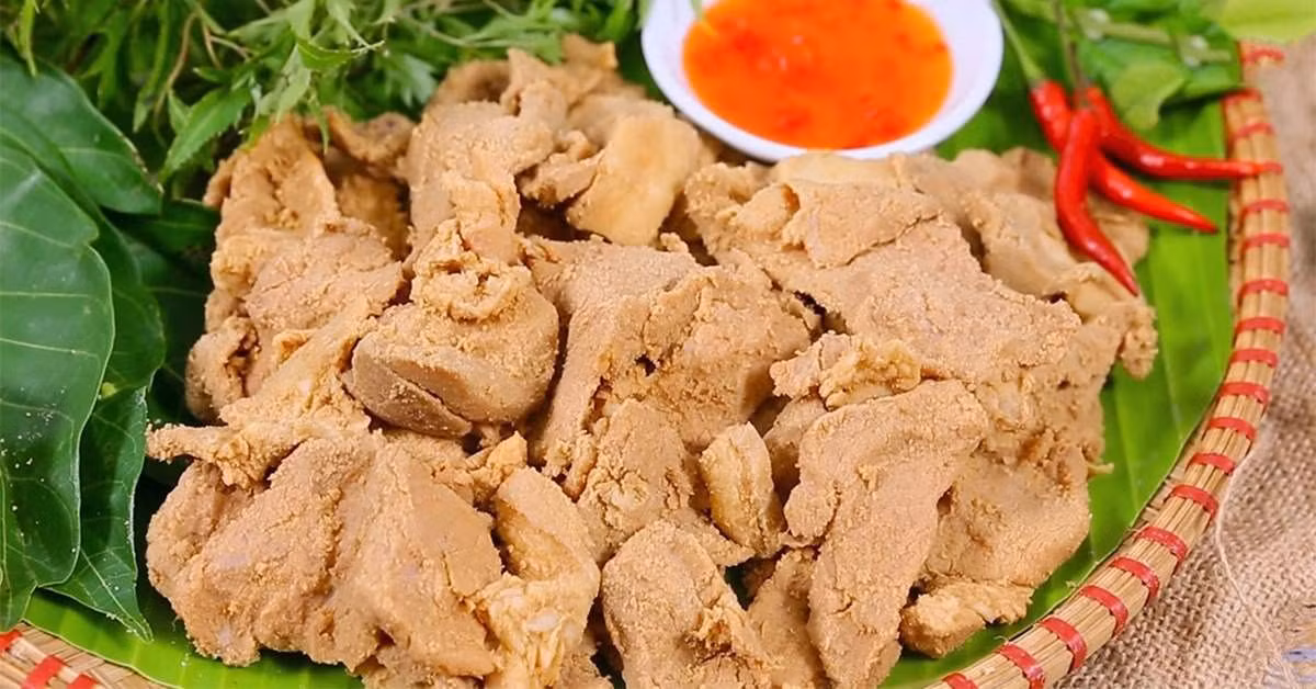 Thịt lợn muối chua là đặc sản của người Dao, làm từ thịt ba chỉ ướp muối và trộn với cơm nguội để lên men tự nhiên. Thịt ướp lâu sẽ có vị mặn đậm đà, thấm sâu từng thớ thịt. Ảnh MIA