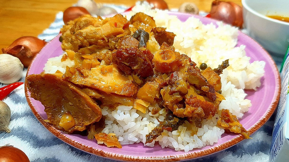 Cá trắm cũng là nguồn canxi, photpho và protein dồi dào, phù hợp cho cả người lớn tuổi và trẻ em cần bồi bổ. Những món như cá trắm om chuối đậu, kho riềng tiêu hay lẩu măng chua đều mang đến bữa ăn ấm cúng, giàu dinh dưỡng và đầy hương vị. Ảnh minh họa