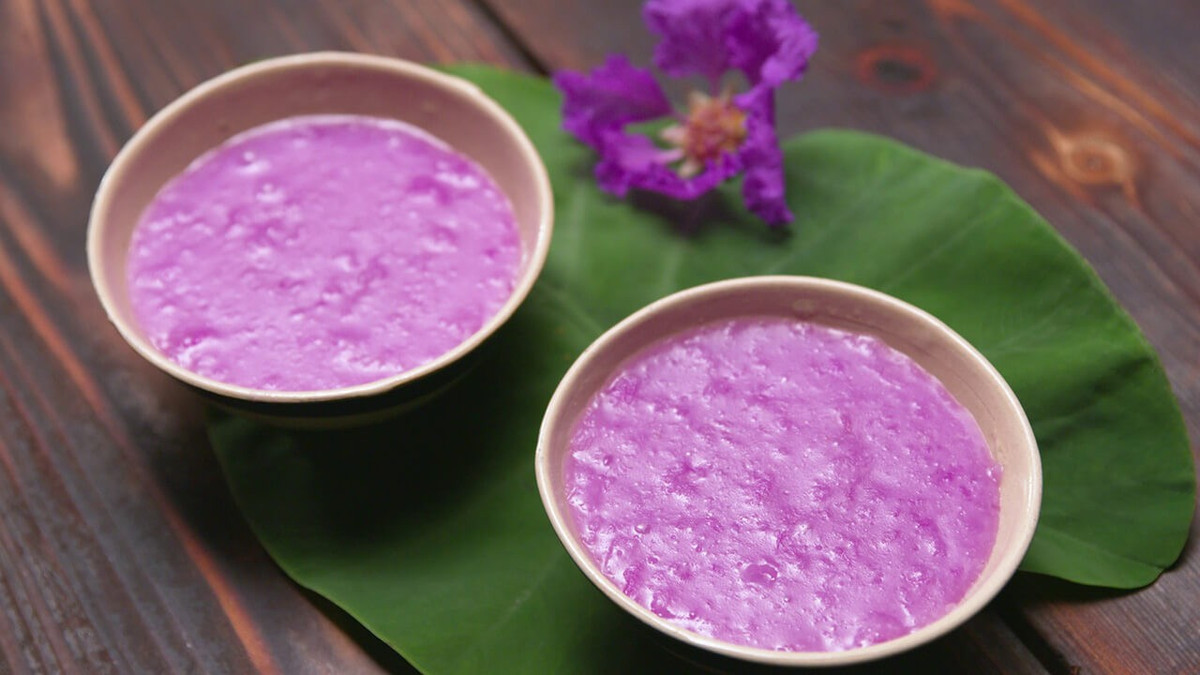 Chè khoai tía – sắc tím mộng mơ: Khoai tím nấu mềm với nước cốt dừa và bột năng. Món chè vừa ngon vừa đẹp mắt, trở thành lựa chọn “check-in” ẩm thực yêu thích của giới trẻ. Ảnh amthuchue