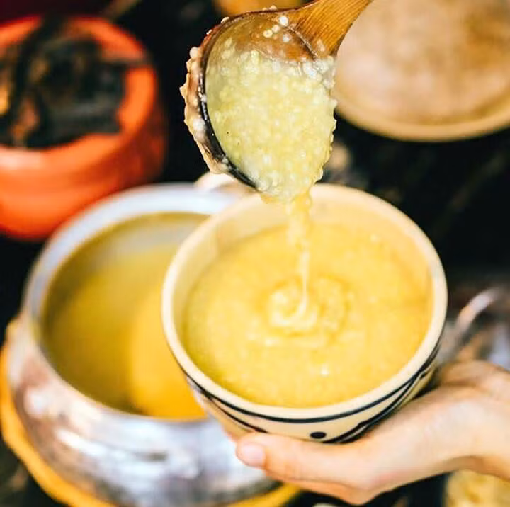 Chè kê – ngọt bùi hương đồng nội: Hạt kê nấu nhuyễn, kết hợp đậu xanh, nước cốt dừa và bánh đa mè giòn. Món chè dân dã này mang hương vị quê hương ấm áp. Ảnh Internet