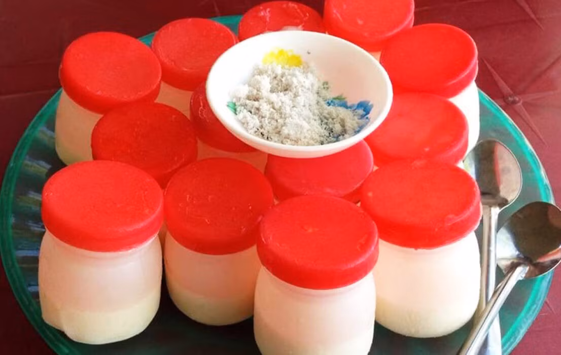 Thông thường, thực khách có thể thoải mái thưởng thức từ 3 – 5 hũ trong một lần mà không lo “đau ví”. Chính sự bình dân nhưng độc đáo này đã giúp yaourt muối khẳng định vị thế, trở thành đặc sản đường phố khó bỏ lỡ. Ảnh Món ngon Đà Nẵng