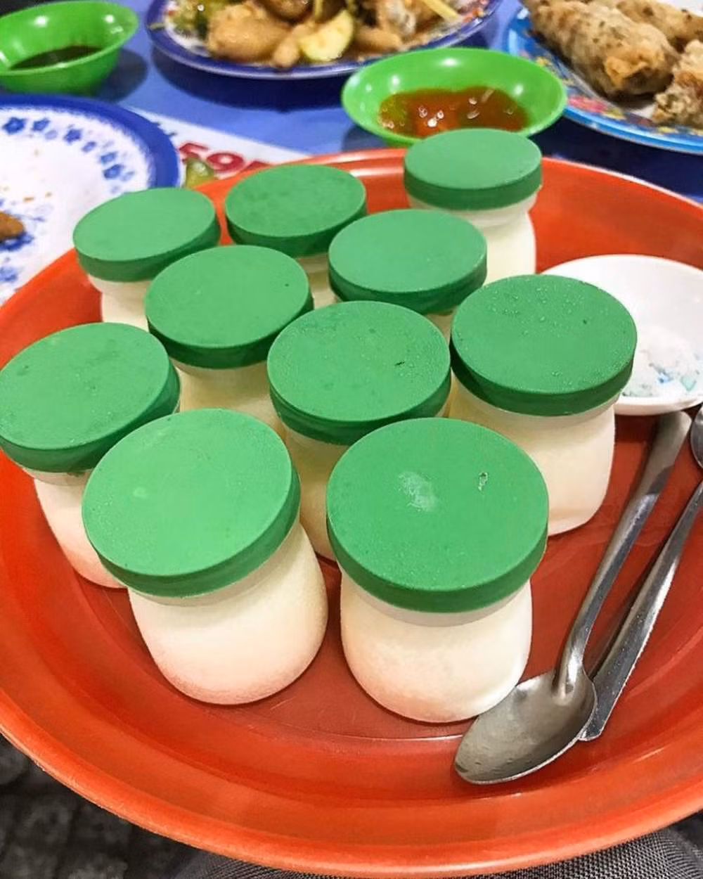 Từ một món ăn tưởng như “ế khách” so với các món vặt đình đám khác như mít trộn, bánh tráng kẹp, yaourt muối nay đã trở thành trải nghiệm ẩm thực thú vị mà nhiều du khách tìm đến. Ảnh MIA
