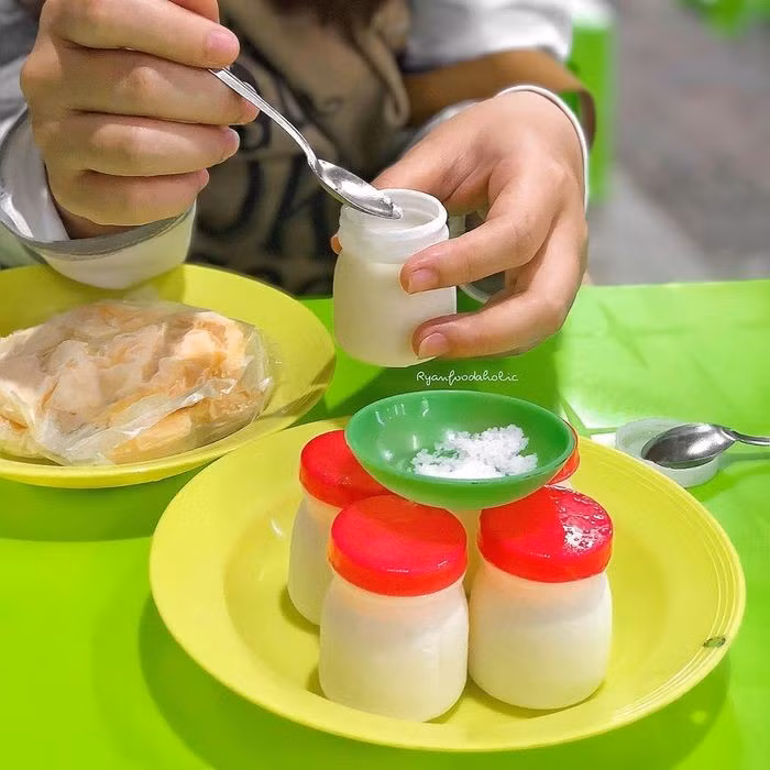 Các hũ được ủ ấm qua đêm bằng chăn bông để sữa nhanh lên men, cho thành phẩm mềm mịn, chua dịu. Sau đó, sữa chua được bảo quản lạnh, sẵn sàng phục vụ thực khách với một chén muối biển kèm theo. Ảnh Foody