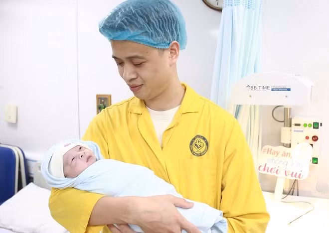 Gia đình sản phụ Nguyễn Vân Anh chào đón con trai đầu lòng