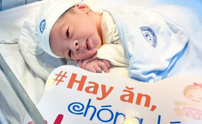 Bé Nguyễn Thế Minh Khôi chào đời rạng sáng mùng 1 Tết nặng 3 kg. Ảnh: Thanh Hương