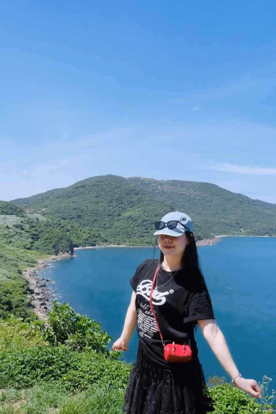 Bán đảo Sơn Trà địa điểm không thể bỏ lỡ, cách trung tâm thành phố Đà Nẵng khoảng 10 km, là điểm đến lý tưởng cho những ai yêu thiên nhiên và đam mê khám phá. Với địa hình đa dạng, vừa có rừng nguyên sinh, vừa có biển xanh mát, nơi đây hội tụ nhiều điểm check-in nổi bật như Chùa Linh Ứng, Cây đa ngàn năm, Đỉnh Bàn Cờ, Sơn Trà Marina, Cá Chuồn Space... Ảnh Trang Đinh