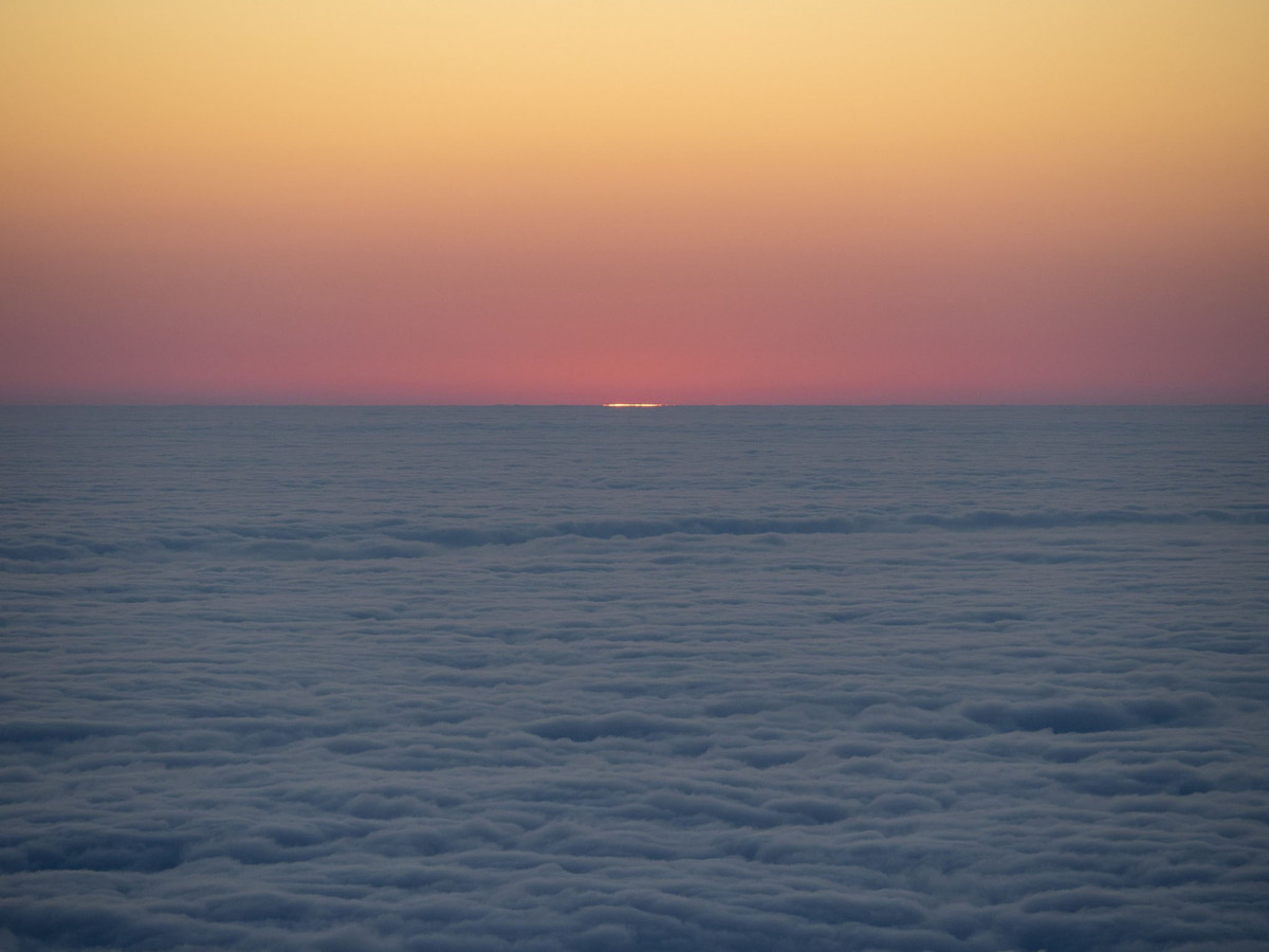 Không chỉ săn mây, Sa Mu còn là địa điểm lý tưởng để ngắm bình minh và bầu trời đêm. Khi đêm xuống, bầu trời trên đỉnh núi hiện ra trong vắt, thích hợp cho những ai yêu thiên văn và muốn ghi lại khoảnh khắc dải ngân hà giữa núi rừng. Ảnh Đỗ Văn Tuyên