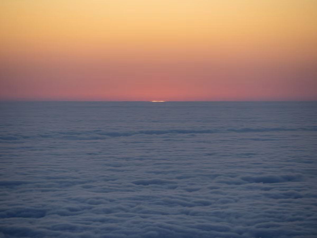 Không chỉ săn mây, Sa Mu còn là địa điểm lý tưởng để ngắm bình minh và bầu trời đêm. Khi đêm xuống, bầu trời trên đỉnh núi hiện ra trong vắt, thích hợp cho những ai yêu thiên văn và muốn ghi lại khoảnh khắc dải ngân hà giữa núi rừng. Ảnh Đỗ Văn Tuyên