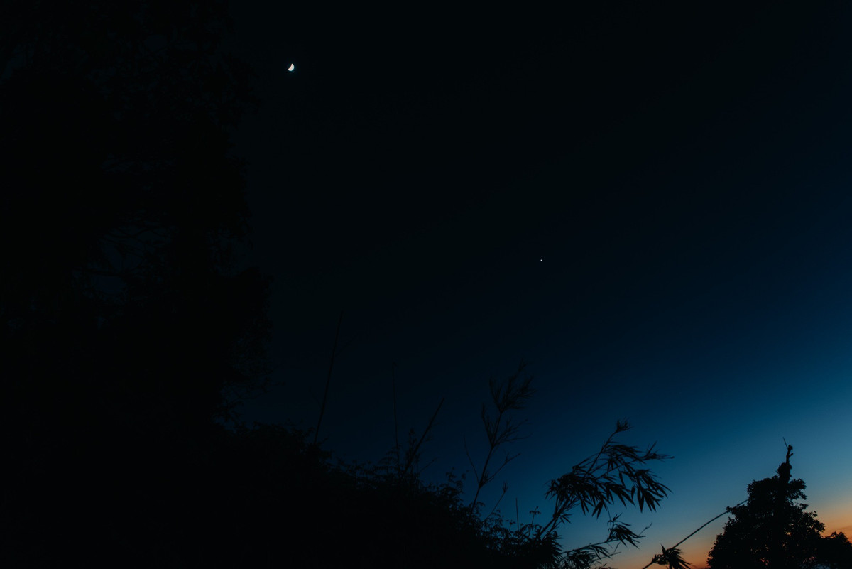 Khi đứng trên chóp Sa Mu, trước mắt du khách là biển mây trải dài bất tận, tràn qua các sườn núi rồi đổ xuống thung lũng sâu. Mây cuộn lớp này chồng lớp khác, chuyển động chậm rãi theo từng làn gió, khiến khung cảnh trở nên huyền ảo như tranh thủy mặc. Ảnh FB Hieu Vu