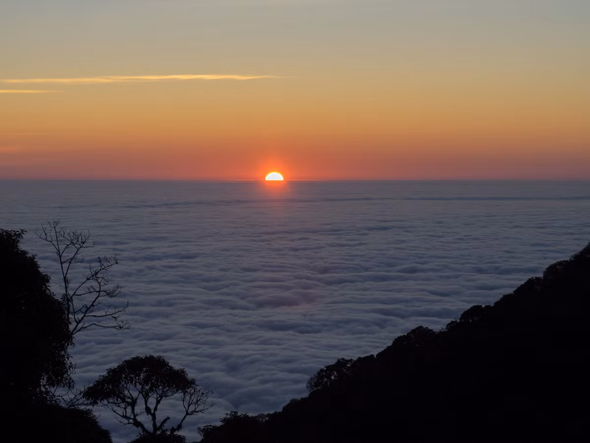 Do nằm ở độ cao lớn, thời tiết trên Sa Mu vào mùa đông khá khắc nghiệt. Nhiệt độ ban đêm có thể xuống dưới 0 độ C, kèm sương mù dày và độ ẩm cao. Du khách cần chuẩn bị đầy đủ áo giữ nhiệt, đồ chống nước, giày trekking chuyên dụng và các vật dụng cá nhân cần thiết. Ảnh Đỗ Văn Tuyên
