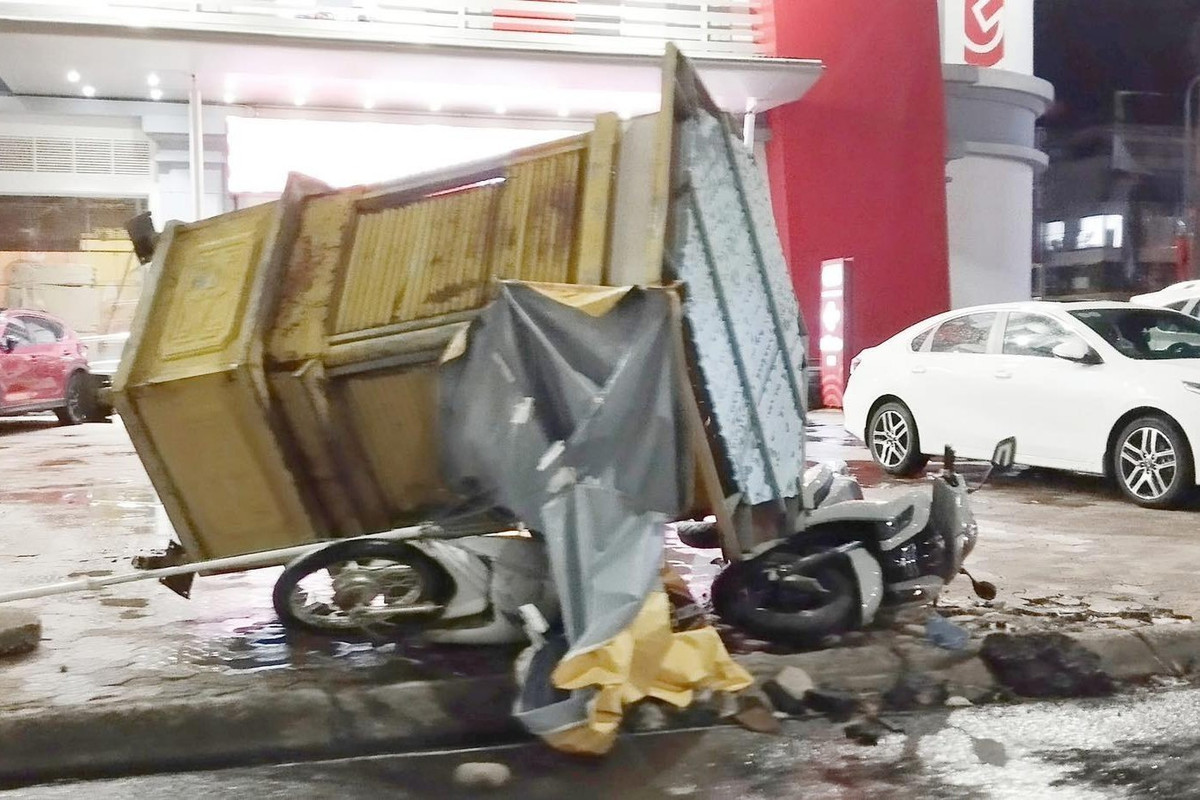 Giông lốc thổi bay bốt CSGT đè bẹp 2 xe máy ở ngã tư chợ Vinh