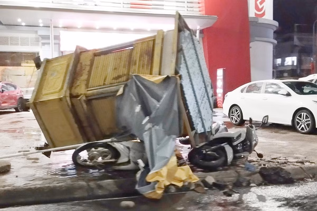 Giông lốc thổi bay bốt CSGT đè bẹp 2 xe máy ở ngã tư chợ Vinh