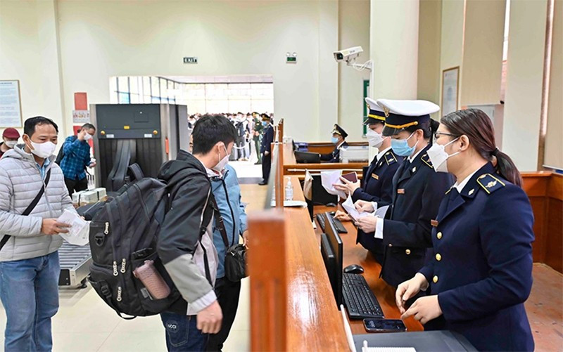 Khi nhập cảnh, nên điền sẵn tờ khai để tiết kiệm thời gian. Mang ít tiền mặt, ưu tiên thanh toán qua Alipay và sắp xếp hành lý gọn nhẹ, đồ điện tử dễ lấy ra kiểm tra. Mặc quần áo đơn giản, giày dễ tháo, tránh áo khoác dày hay bốt cao cổ, đồng thời giữ thái độ nghiêm túc và xếp hàng trật tự. Nếu gặp khó khăn, nhân viên sân bay luôn nhiệt tình hỗ trợ. Ảnh VinaVisa