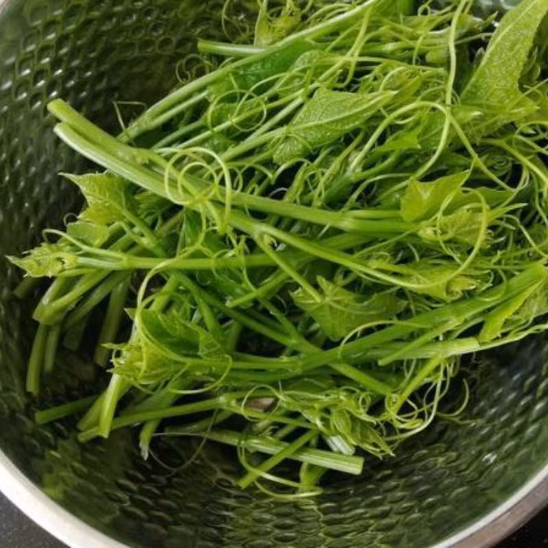 Ngọn su su mềm, non, dễ chế biến và khi nấu lên vẫn giữ được màu xanh bắt mắt cùng hương vị dịu nhẹ. Ảnh minh họa