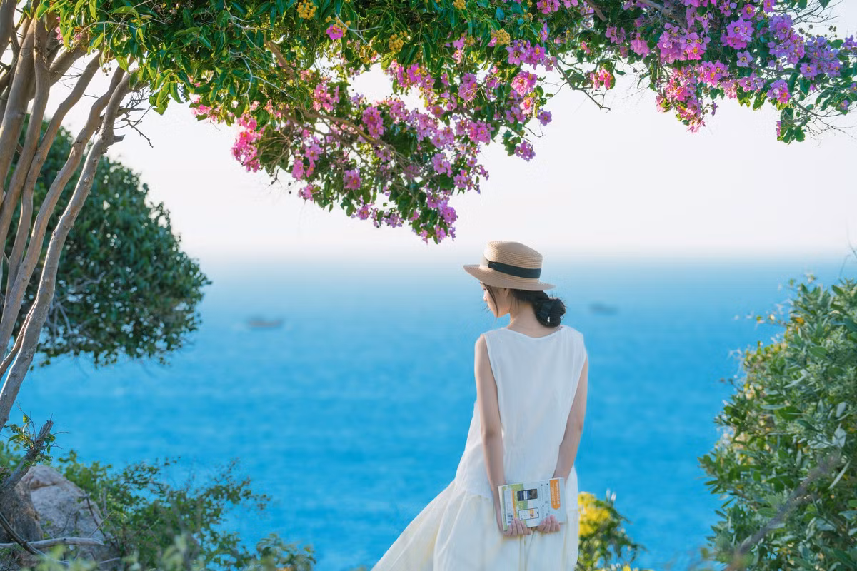 Mỹ Duyên (du khách từ TP HCM) chia sẻ: “Tôi từng đến Mũi Dinh nhiều lần, nhưng đây là lần đầu thấy nơi này rực rỡ đến vậy. Bằng lăng tím nở đầy dọc đường đi, nhìn từ xa như có sương khói mờ ảo. Mình và bạn bè tranh thủ dừng xe, chụp ảnh cả buổi chiều không chán”. Ảnh Trần Mỹ Duyên