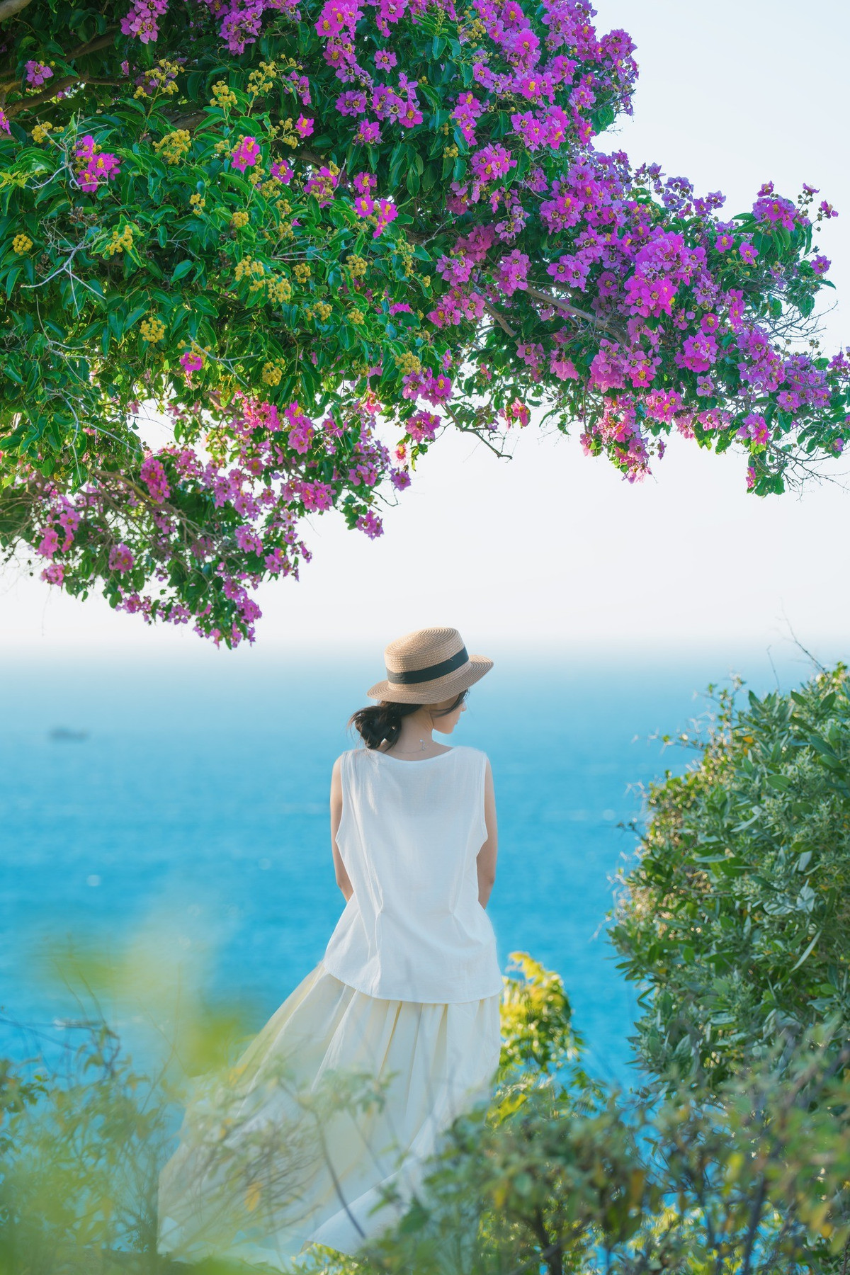 Tuy nhiên, Mũi Dinh vẫn còn rất hoang sơ, chưa có nhiều dịch vụ du lịch nên du khách cần chuẩn bị kỹ. Nếu đi xe máy, nên đổ đầy xăng từ trung tâm Phan Rang do đoạn đường đến Mũi Dinh khá vắng vẻ, không có trạm xăng dọc đường. Ảnh Trần Mỹ Duyên