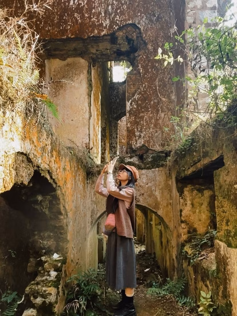 Du khách được khuyến khích giữ gìn không gian chung, tránh tác động mạnh vào các tàn tích để vẻ đẹp nguyên bản của tu viện tiếp tục được lưu giữ theo năm tháng. Ảnh tetminhduky